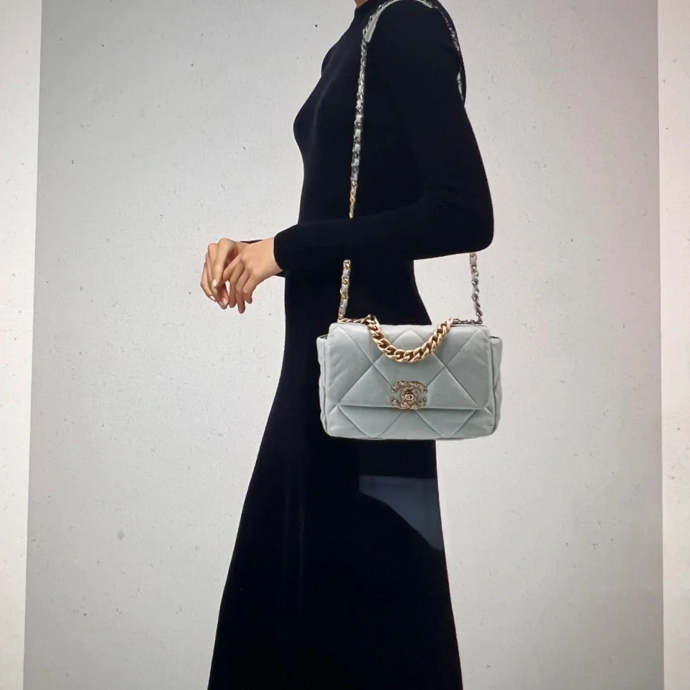 CHANEL White Quilted Shoulder Bag with Gold Chain